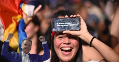 El Frente Amplio regresa al poder tras vencer al oficialismo. Orsi enfrenta desafíos económicos y políticos en un escenario sin mayoría parlamentaria.