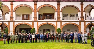 Margarita González Saravia presidió el Izamiento de Bandera por el 112° aniversario del Ejército Mexicano, destacando su lealtad y compromiso con la soberanía nacional.