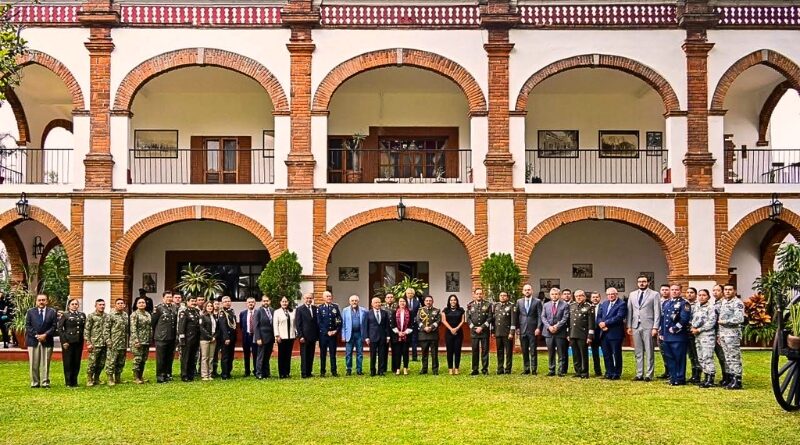 Margarita González Saravia presidió el Izamiento de Bandera por el 112° aniversario del Ejército Mexicano, destacando su lealtad y compromiso con la soberanía nacional.