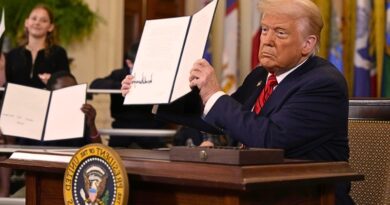 El presidente cumple una promesa de campaña al firmar una orden para reducir el gobierno federal y devolver el control educativo a los estados, generando debate sobre equidad y calidad.