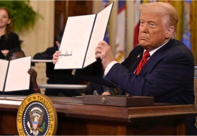 El presidente cumple una promesa de campaña al firmar una orden para reducir el gobierno federal y devolver el control educativo a los estados, generando debate sobre equidad y calidad.
