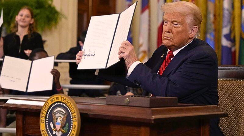 El presidente cumple una promesa de campaña al firmar una orden para reducir el gobierno federal y devolver el control educativo a los estados, generando debate sobre equidad y calidad.