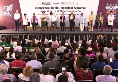 La presidenta Claudia Sheinbaum inauguró hospitales en Oaxaca, destacando su compromiso con la atención médica gratuita y la mejora de las instituciones de salud.