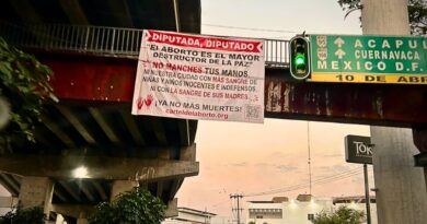 Una manta con el mensaje "El ab*rt0 es el mayor destructor de paz" fue colocada en el puente peatonal de Jacarandas, dirigida a legisladores locales, reavivando la polémica sobre el aborto en Morelos.