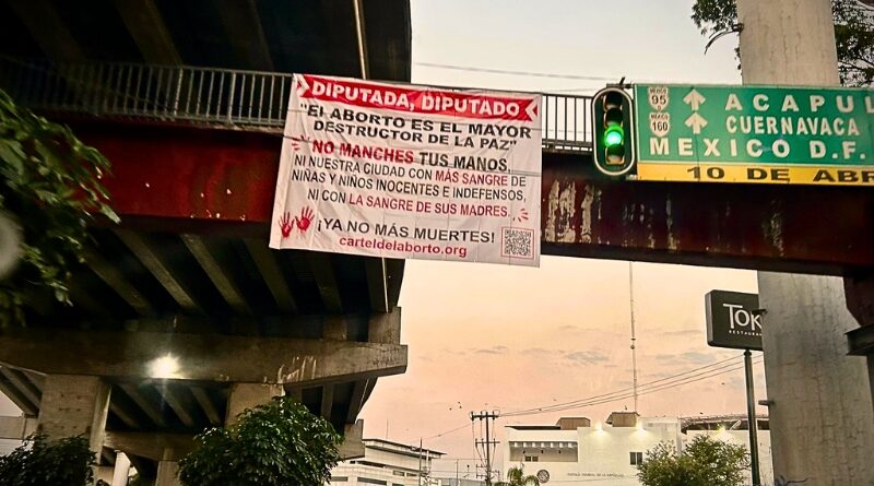 Una manta con el mensaje "El ab*rt0 es el mayor destructor de paz" fue colocada en el puente peatonal de Jacarandas, dirigida a legisladores locales, reavivando la polémica sobre el aborto en Morelos.