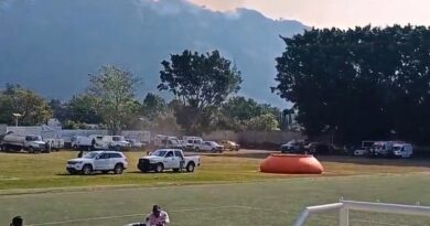 Autoridades y brigadistas trabajan para sofocar el incendio forestal en Tepoztlán, coordinando esfuerzos para proteger a la población y minimizar daños.