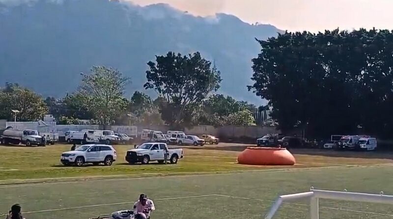 Autoridades y brigadistas trabajan para sofocar el incendio forestal en Tepoztlán, coordinando esfuerzos para proteger a la población y minimizar daños.