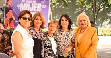 En el evento “Una Mujer de 100”, más de 100 mujeres fueron galardonadas por su labor en derechos humanos, educación, economía, cultura y deporte.