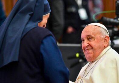 El mundo llora la partida del Papa Francisco, un pontífice que marcó una era de reformas y cercanía, dejando un legado de amor universal y justicia social.