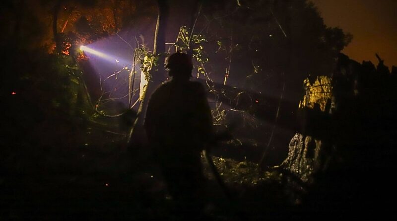 Ráfagas nocturnas intensificaron el incendio forestal en Santo Domingo, Tepoztlán; autoridades despliegan brigadas para proteger a la población y contener el fuego