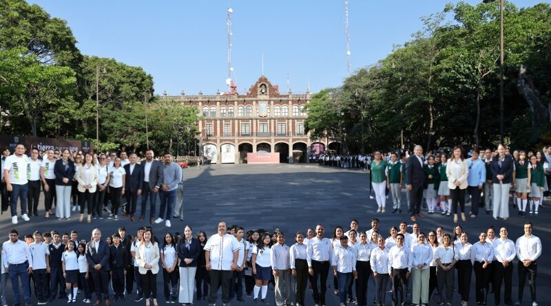 Desde la Plaza de Armas de Cuernavaca, estudiantes y autoridades rindieron honores a la bandera y conmemoraron el papel de la juventud en el desarrollo estatal.