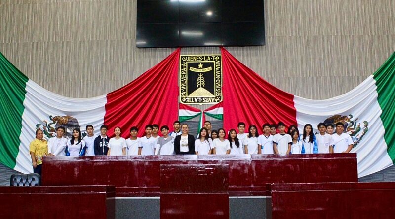 La presidenta del Congreso de Morelos promueve la educación cívica entre jóvenes durante visita guiada, destacando la importancia de su participación en la democracia.